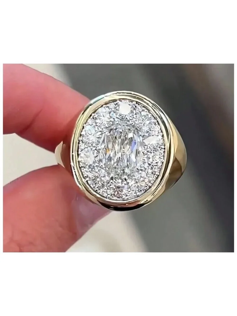 Pigeon egg - Ring - Gold - CZs - Size 8